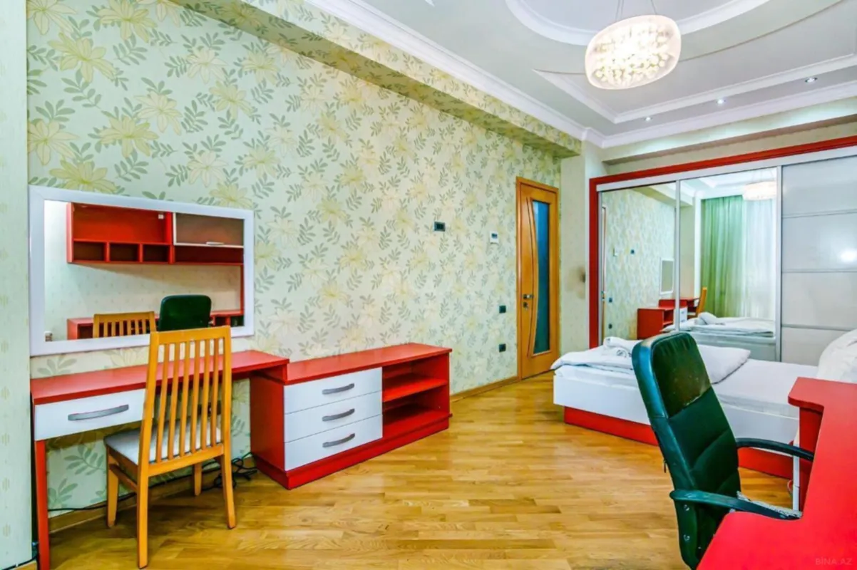 Satılır 4 otaqlı mənzil 188 m²