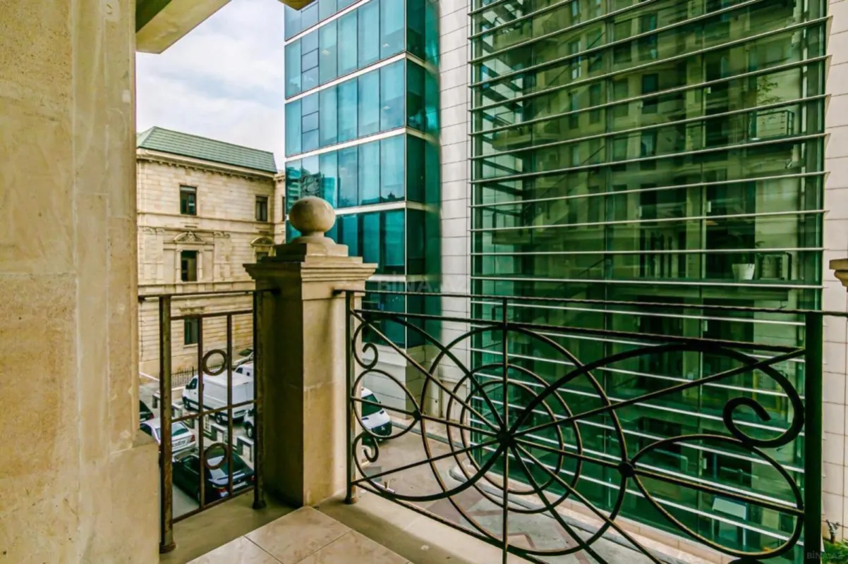 Satılır 4 otaqlı mənzil 188 m²