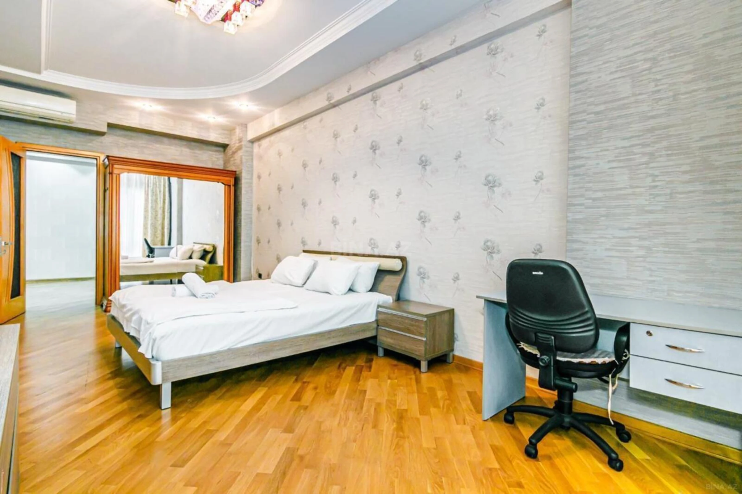 Satılır 4 otaqlı mənzil 188 m²