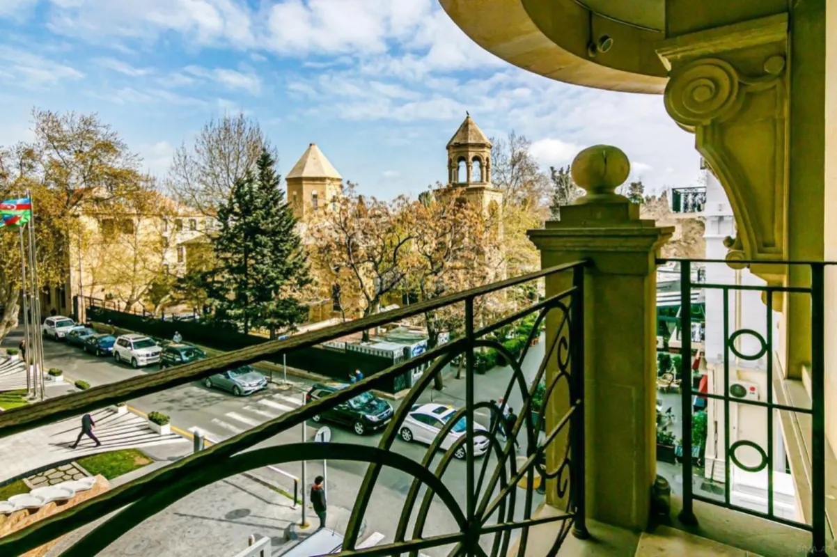 Satılır 4 otaqlı mənzil 188 m²