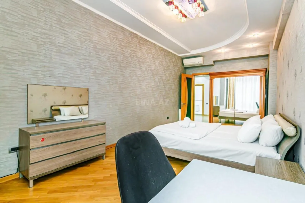 Satılır 4 otaqlı mənzil 188 m²