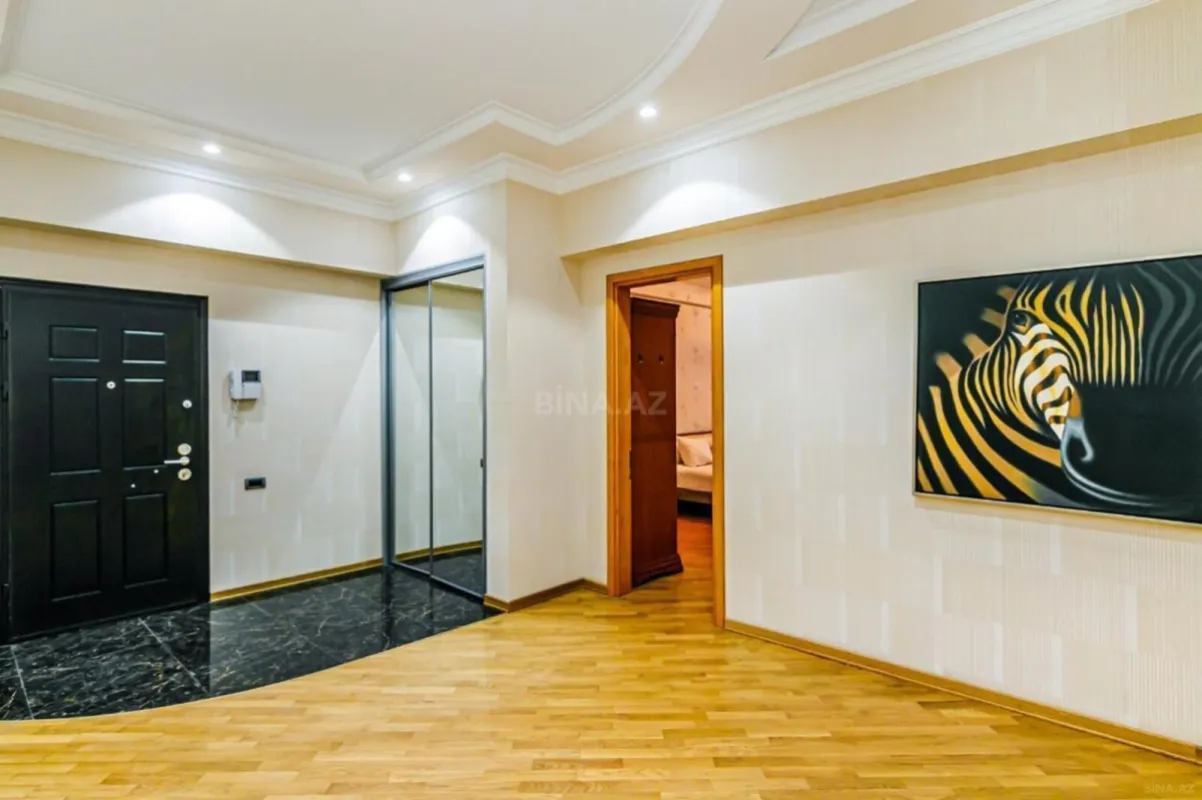 Satılır 4 otaqlı mənzil 188 m²