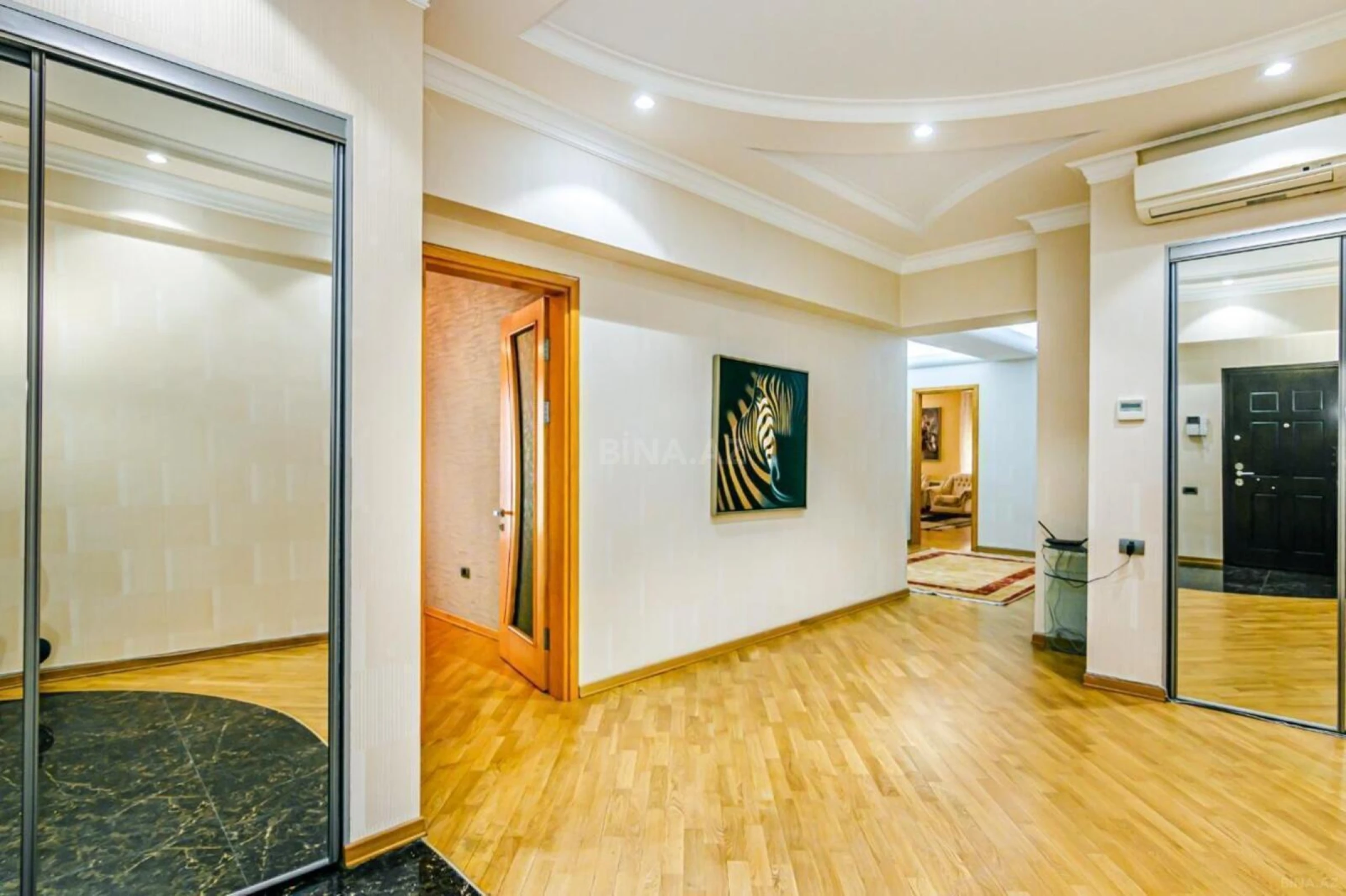 Satılır 4 otaqlı mənzil 188 m²