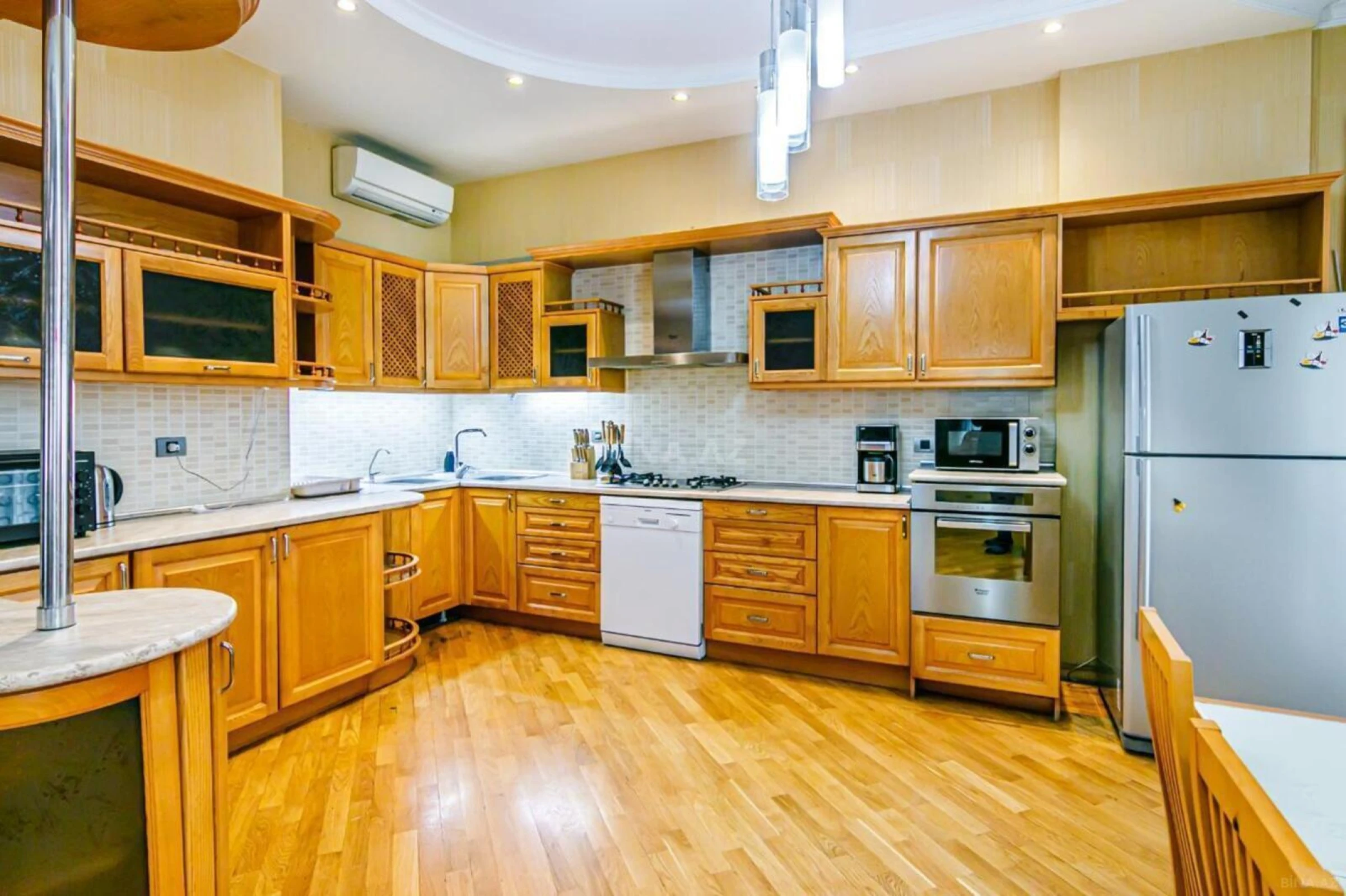 Satılır 4 otaqlı mənzil 188 m²