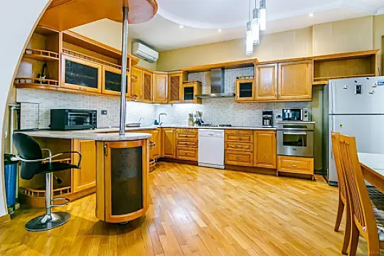 Satılır 4 otaqlı mənzil 188 m²