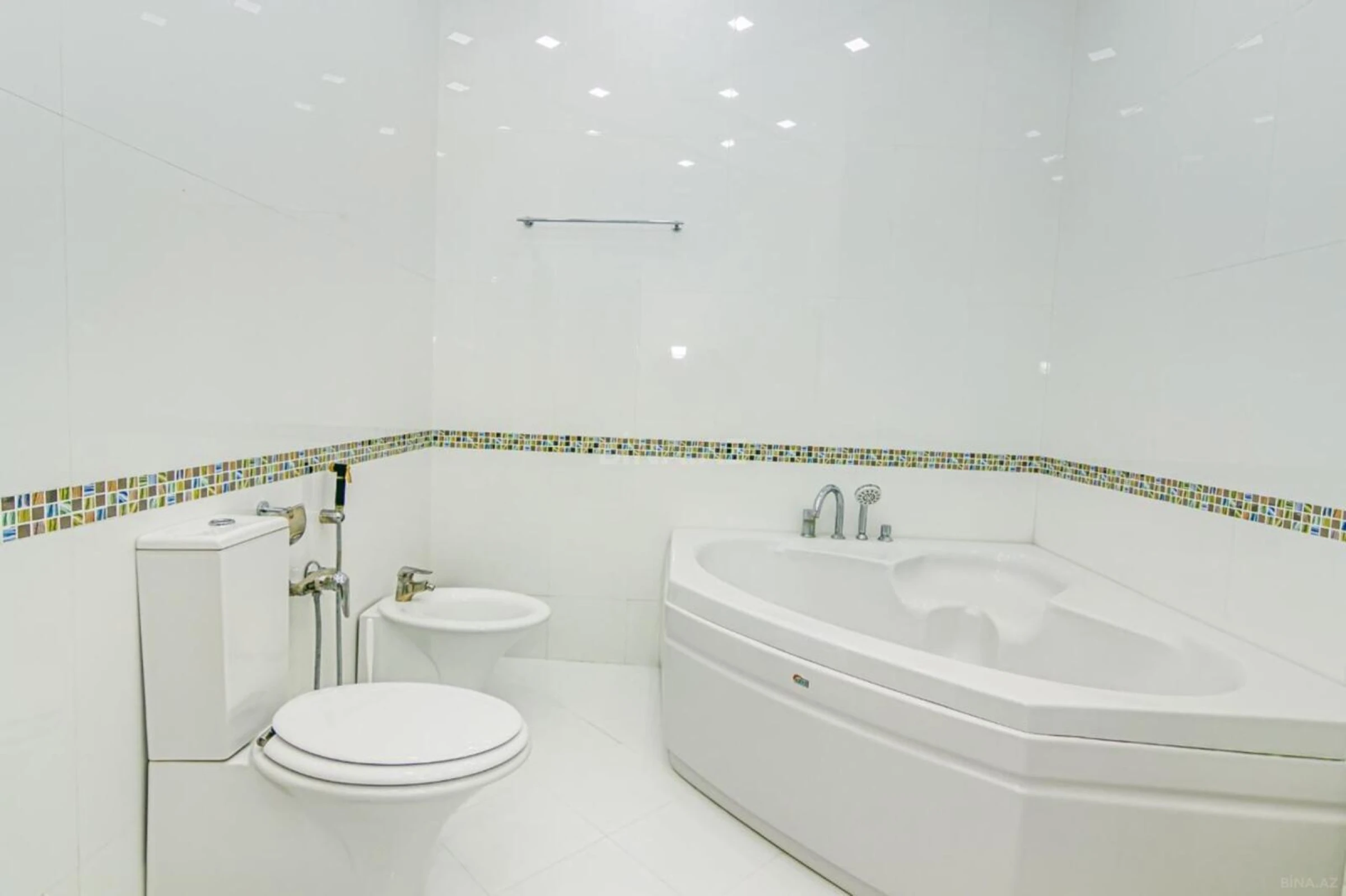 Satılır 4 otaqlı mənzil 188 m²