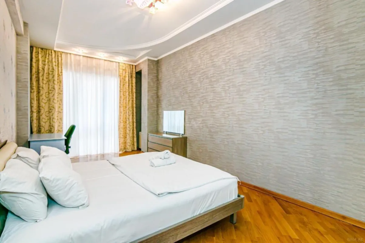 Satılır 4 otaqlı mənzil 188 m²