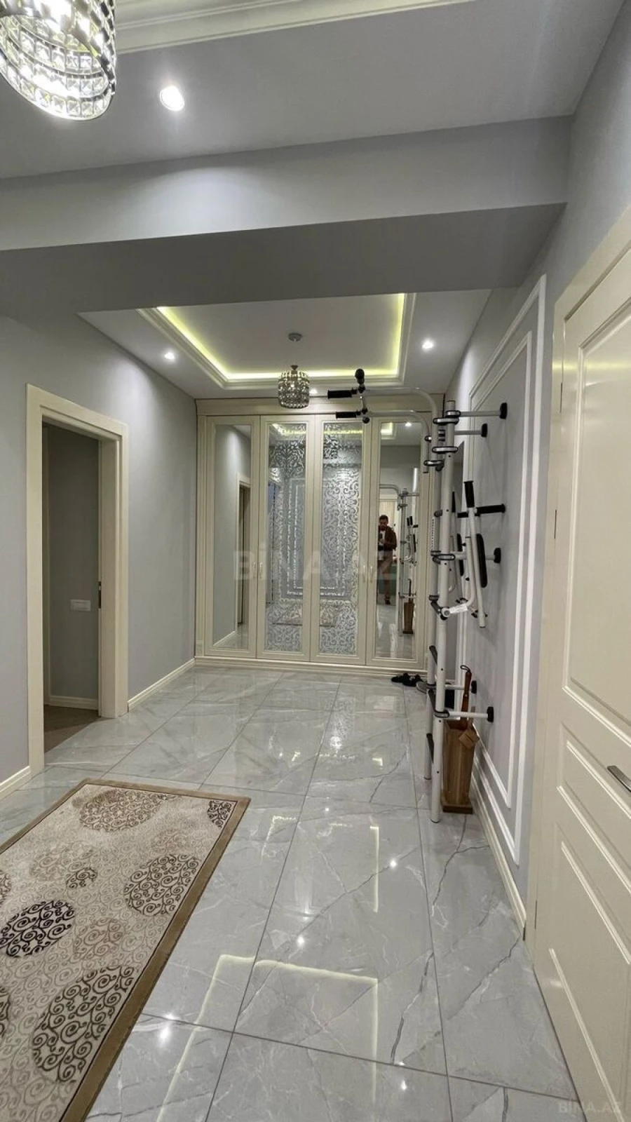 Satılır 4 otaqlı mənzil 140 m²