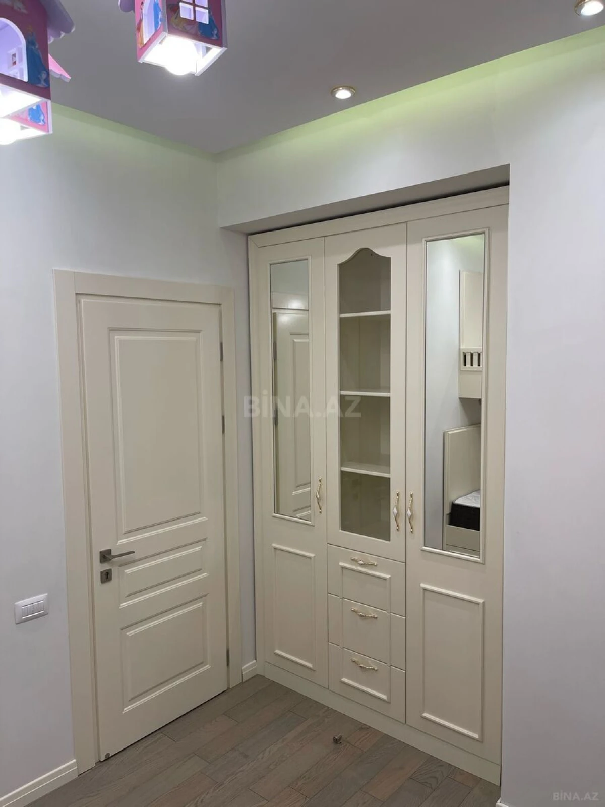Satılır 4 otaqlı mənzil 140 m²
