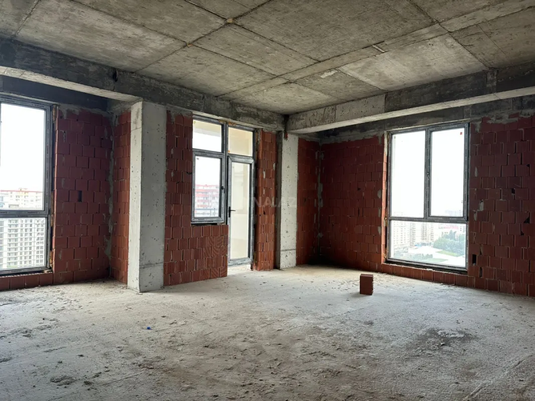Satılır 4 otaqlı mənzil 220 m²