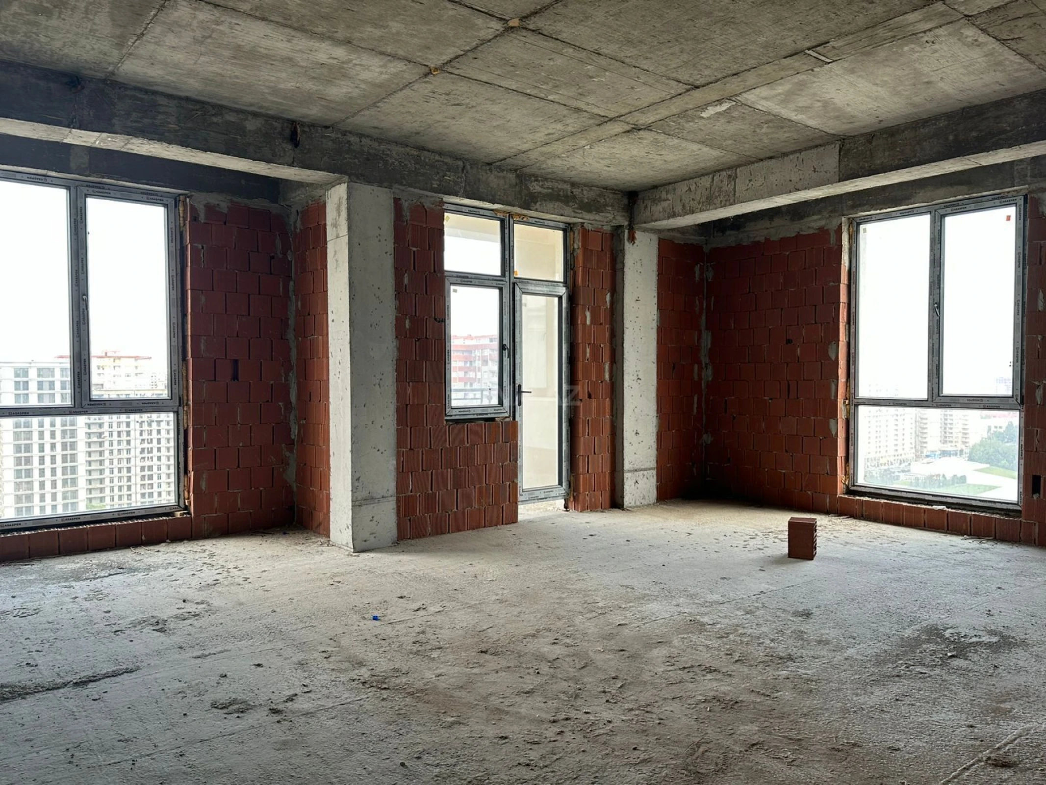 Satılır 4 otaqlı mənzil 220 m²