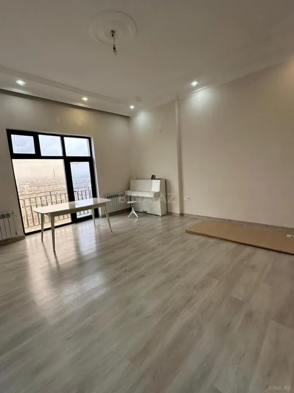 Satılır 3 otaqlı mənzil 140 m²