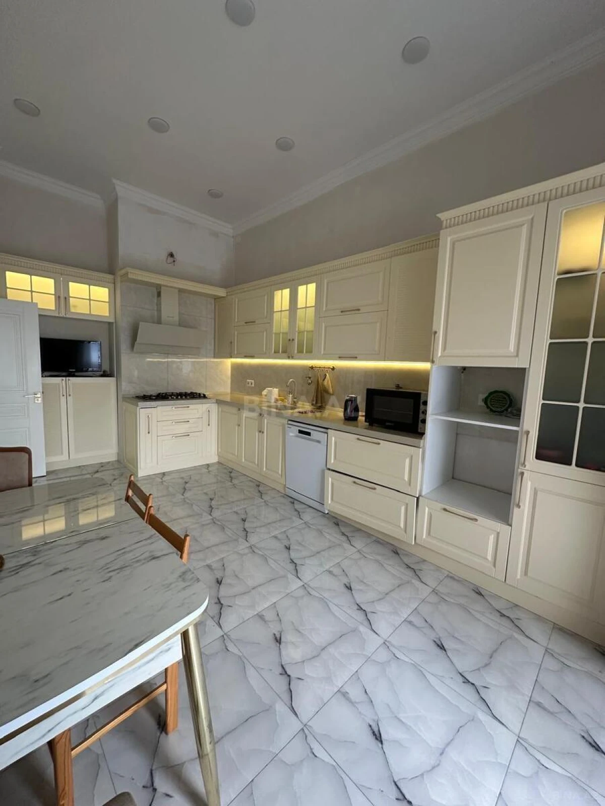 Satılır 3 otaqlı mənzil 140 m²