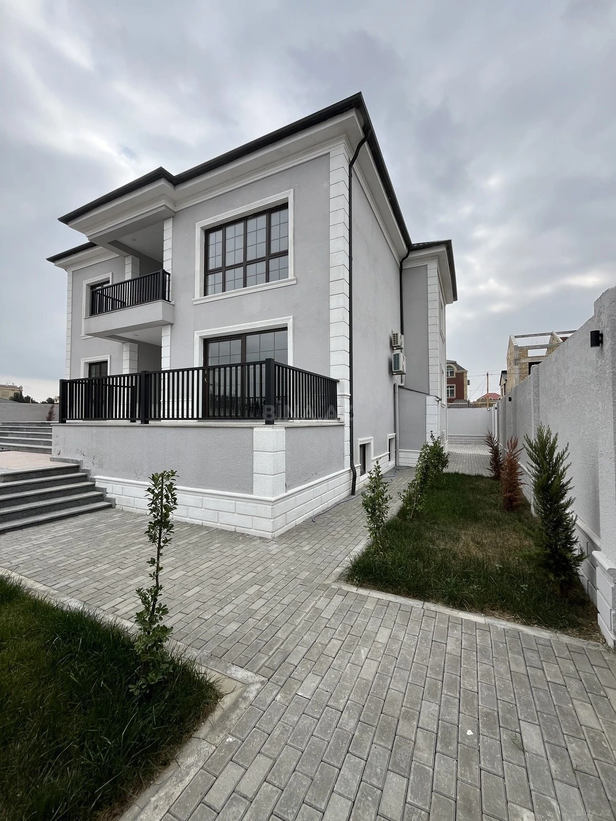 Satılır 6 otaqlı həyət evi 500 m²