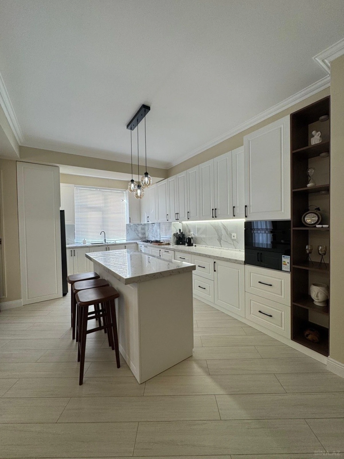 Satılır 4 otaqlı mənzil 175 m²