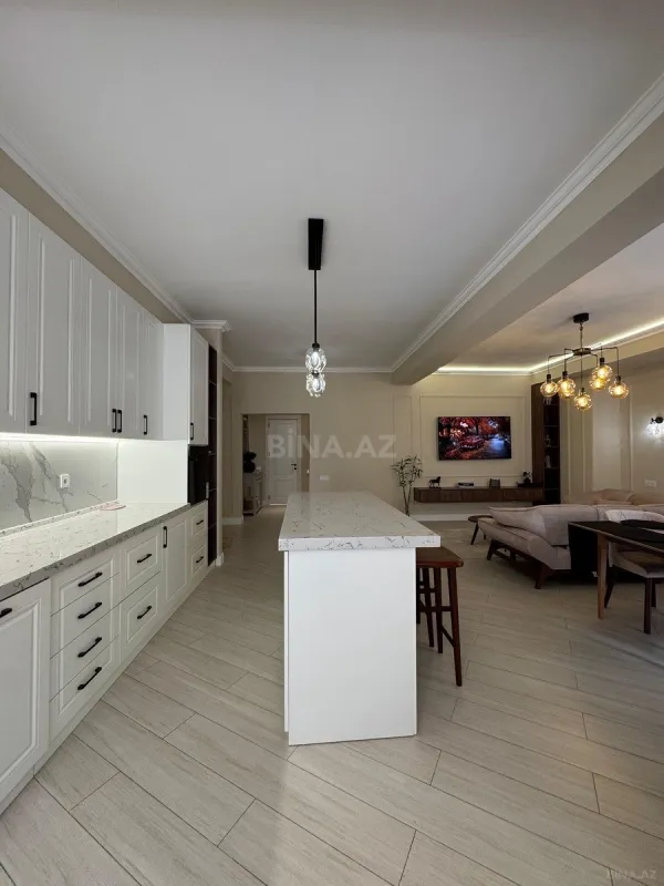 Satılır 4 otaqlı mənzil 175 m²