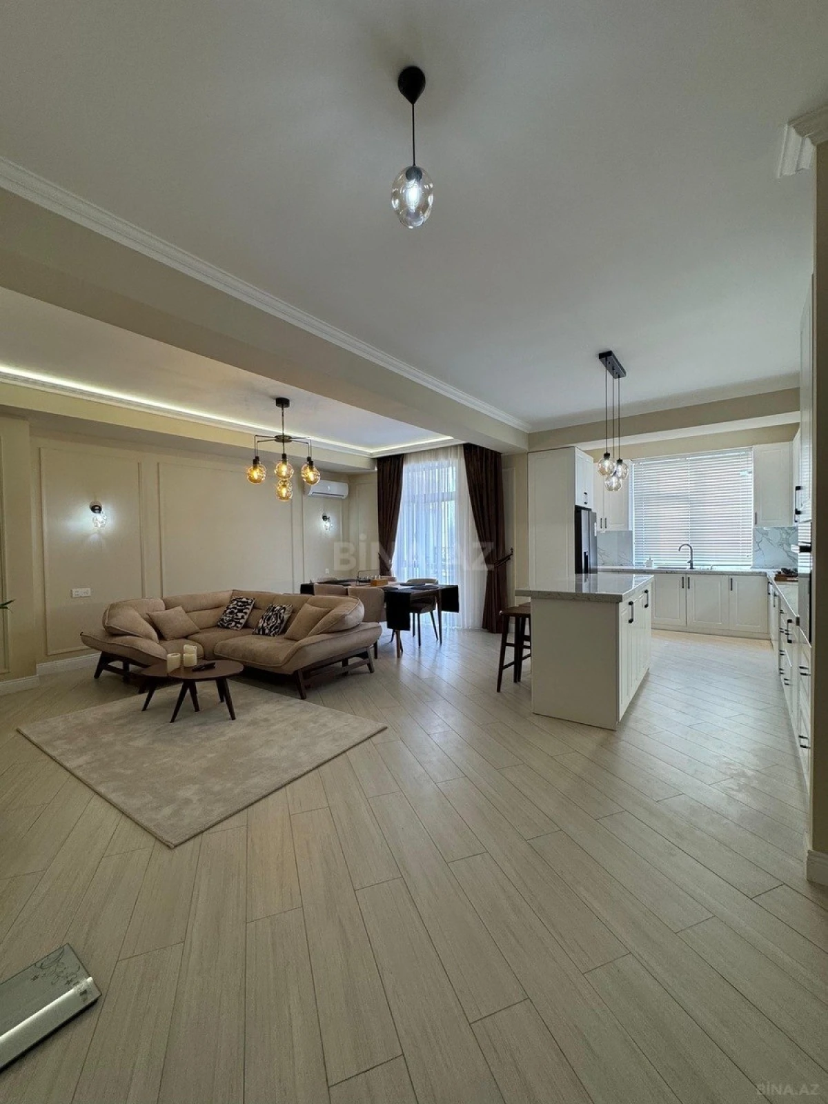 Satılır 4 otaqlı mənzil 175 m²