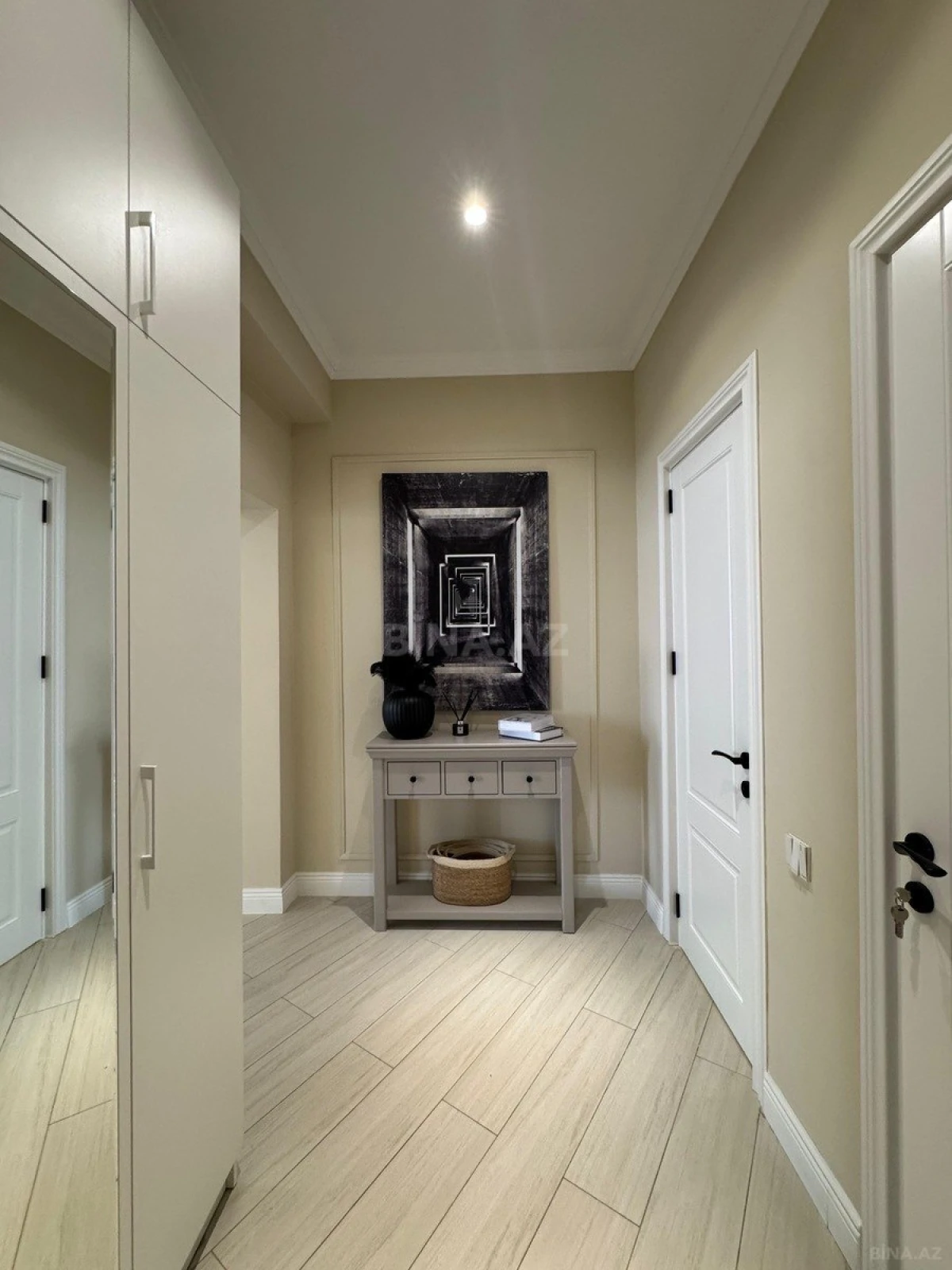 Satılır 4 otaqlı mənzil 175 m²