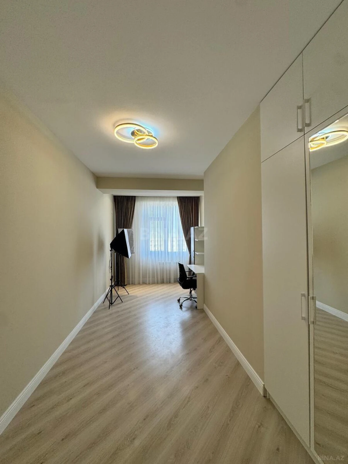 Satılır 4 otaqlı mənzil 175 m²