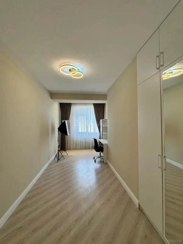 Satılır 4 otaqlı mənzil 175 m²