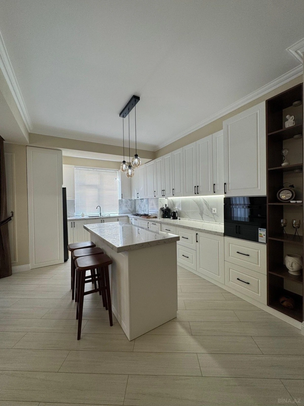 Satılır 4 otaqlı mənzil 175 m²