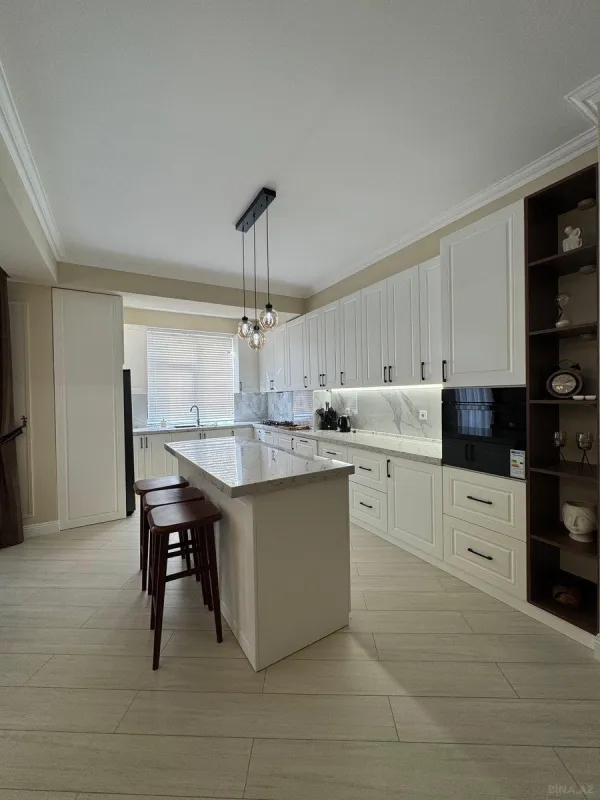 Satılır 4 otaqlı mənzil 175 m²