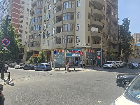 Satılır obyekt 676 m²
