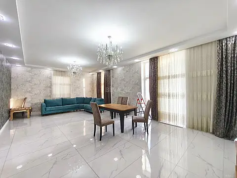 Satılır 5 otaqlı həyət evi 220 m²