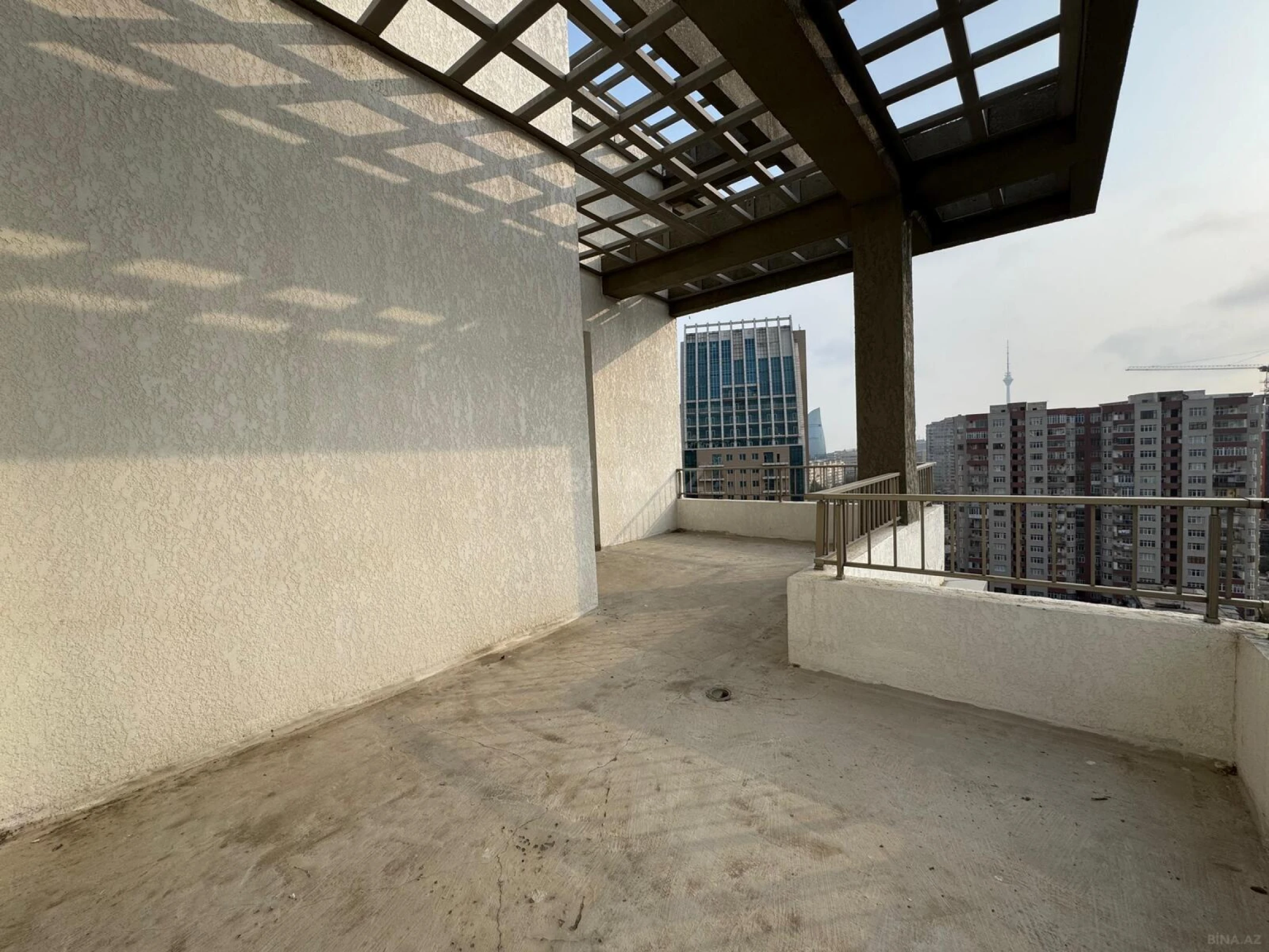 Satılır 6 otaqlı mənzil 280 m²