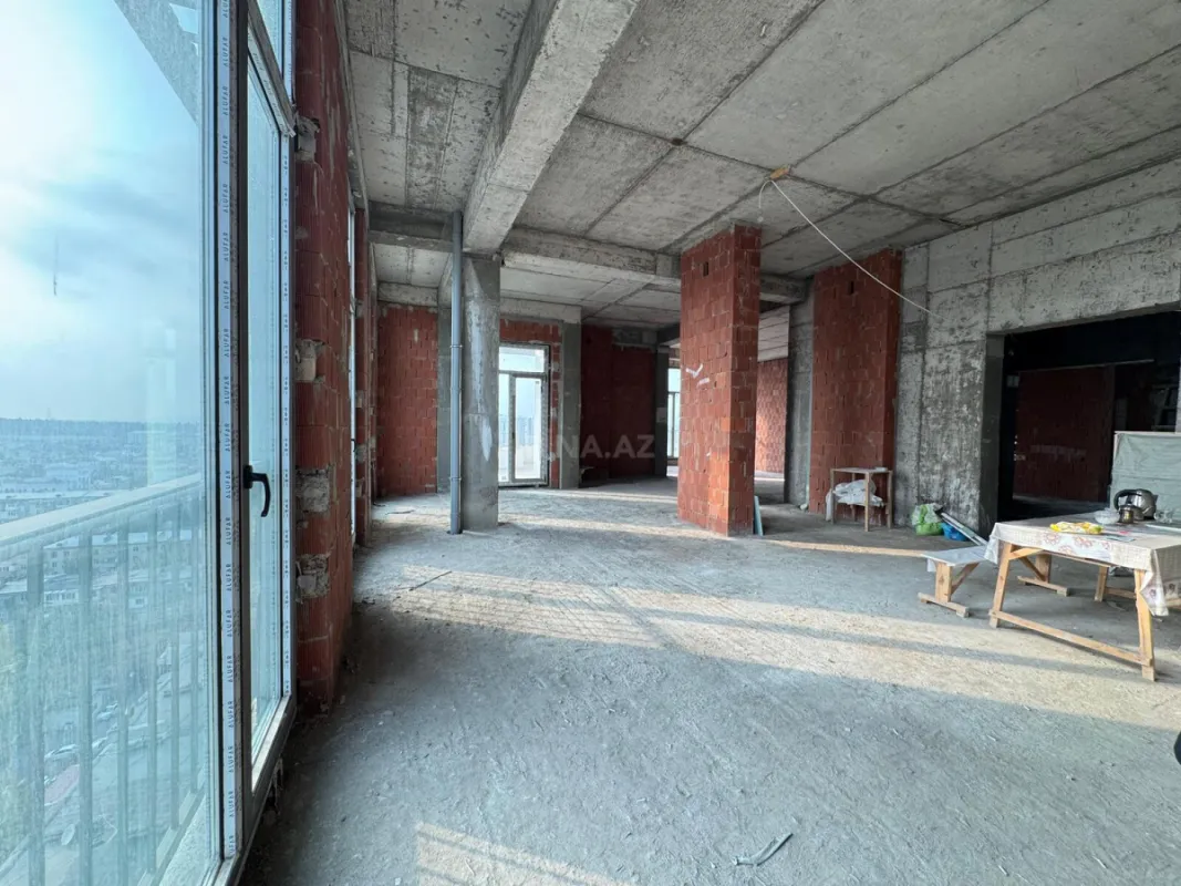 Satılır 6 otaqlı mənzil 280 m²