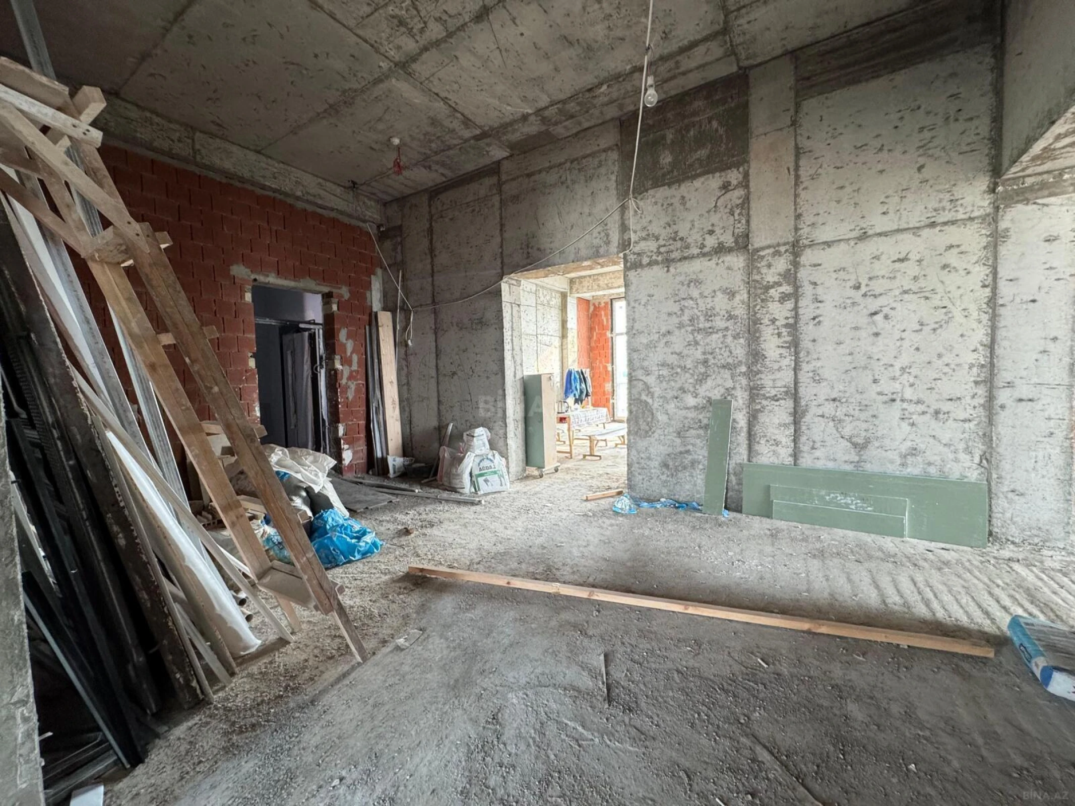 Satılır 6 otaqlı mənzil 280 m²