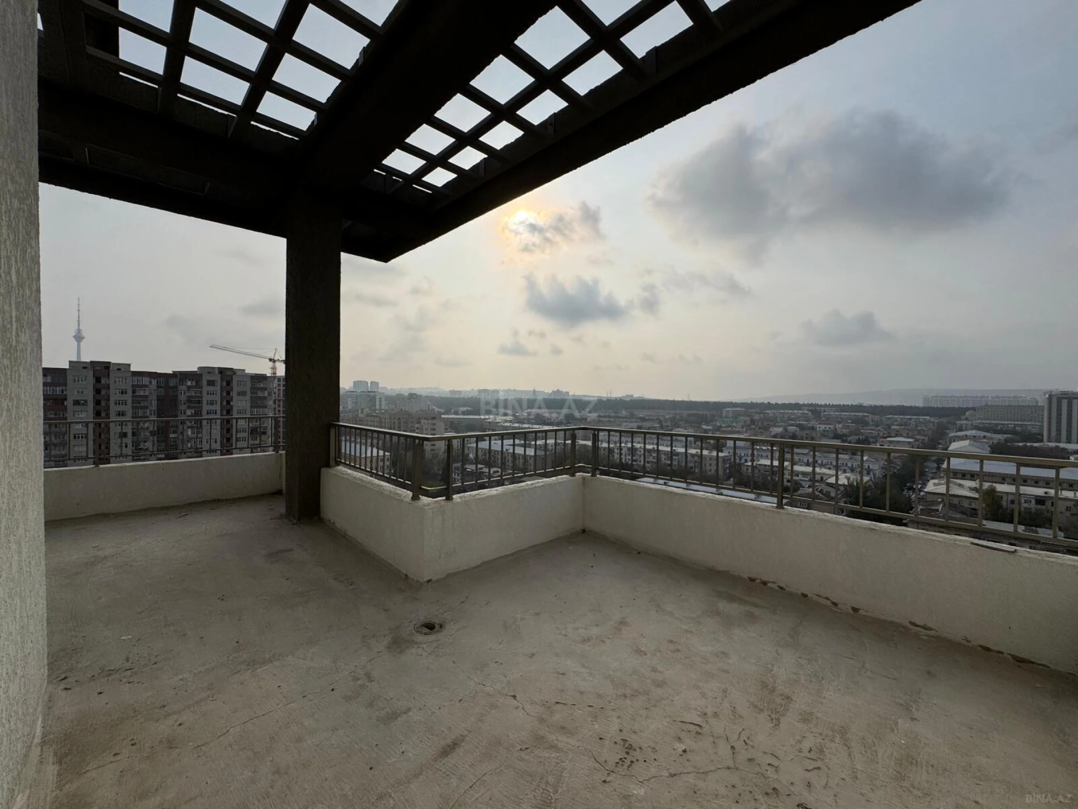Satılır 6 otaqlı mənzil 280 m²