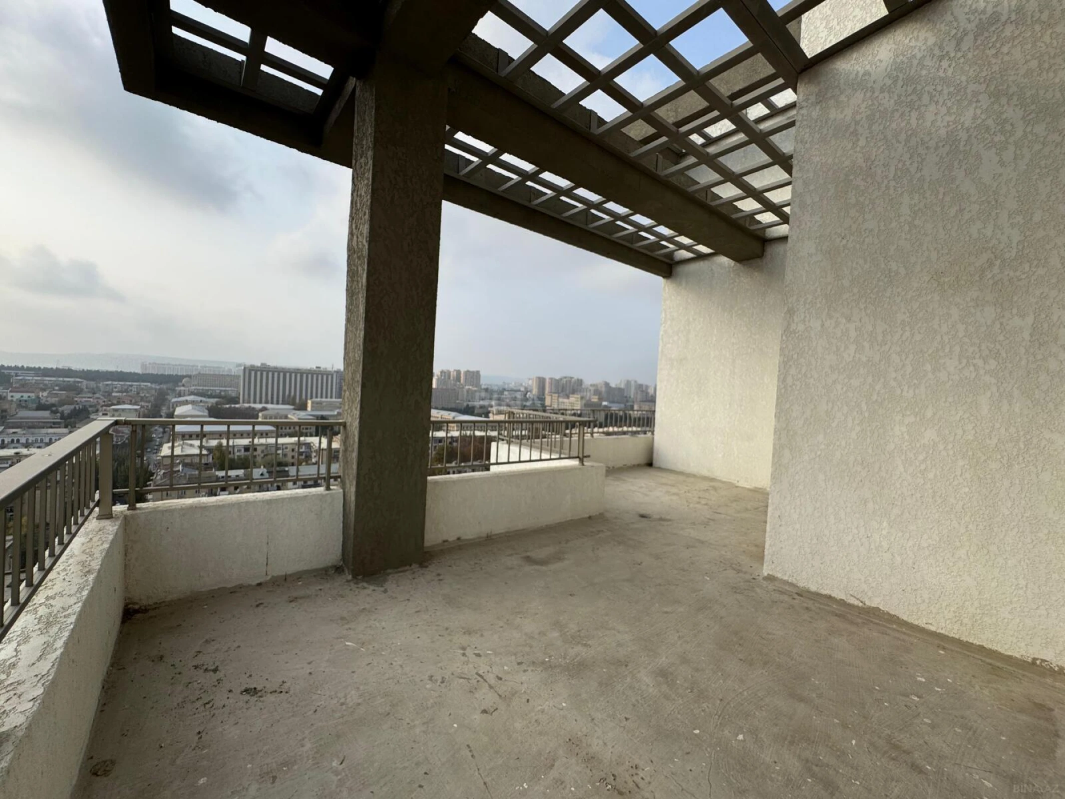 Satılır 6 otaqlı mənzil 280 m²