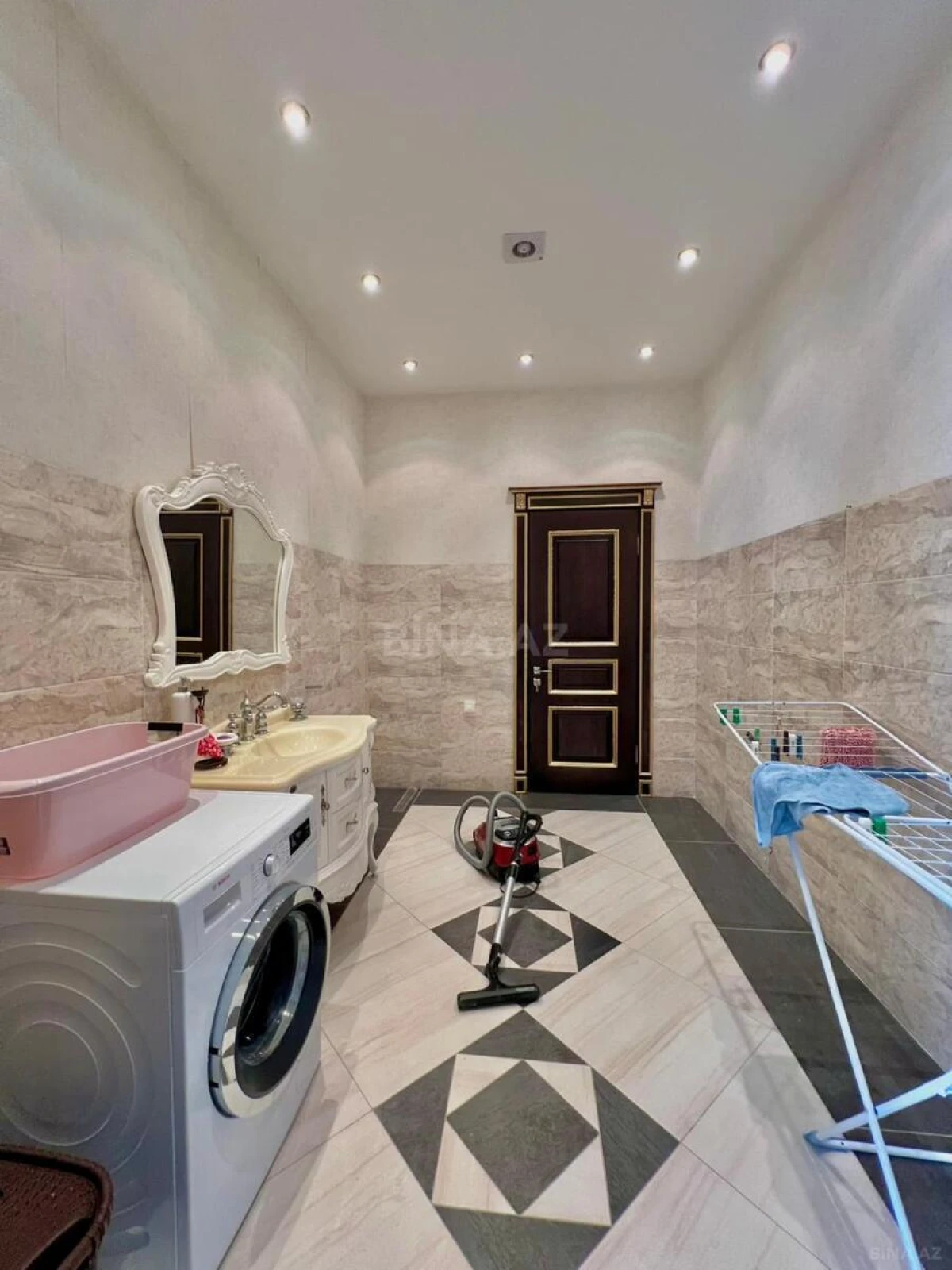Satılır 7 otaqlı həyət evi 550 m²