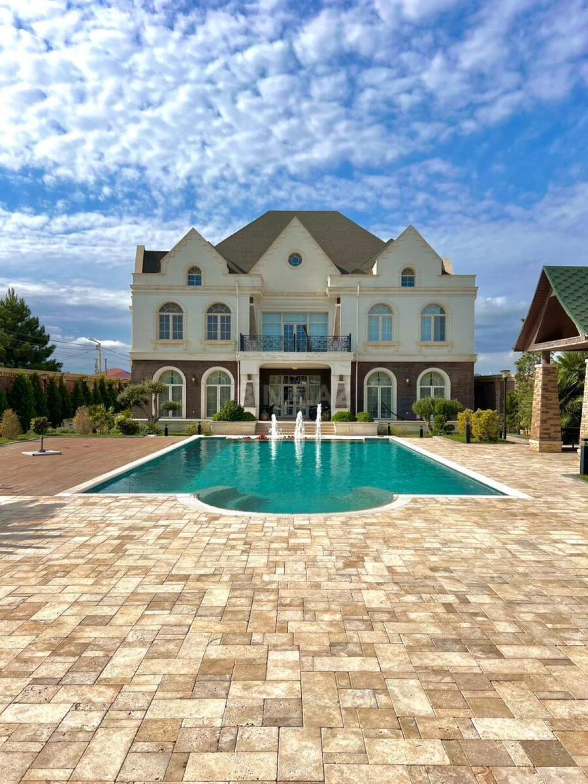 Satılır 7 otaqlı həyət evi 550 m²