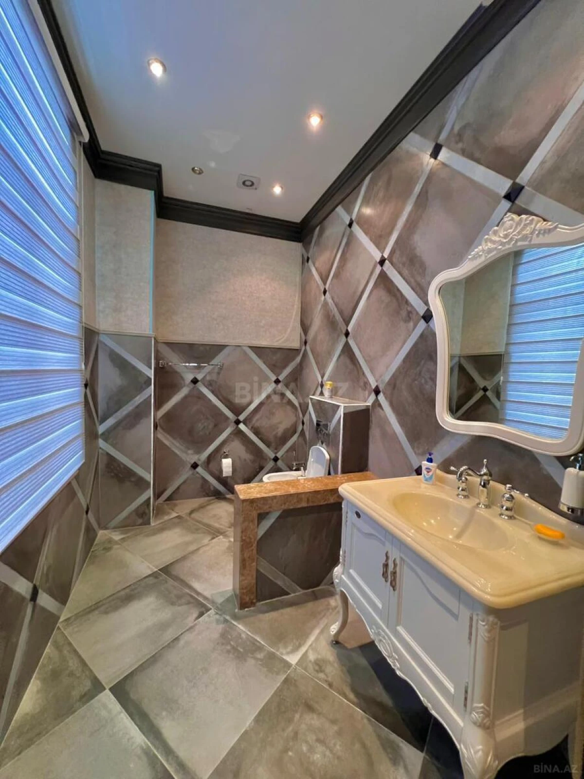 Satılır 7 otaqlı həyət evi 550 m²