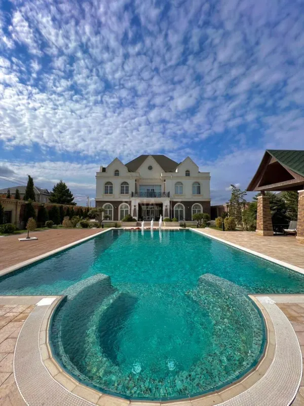 Satılır 7 otaqlı həyət evi 550 m²