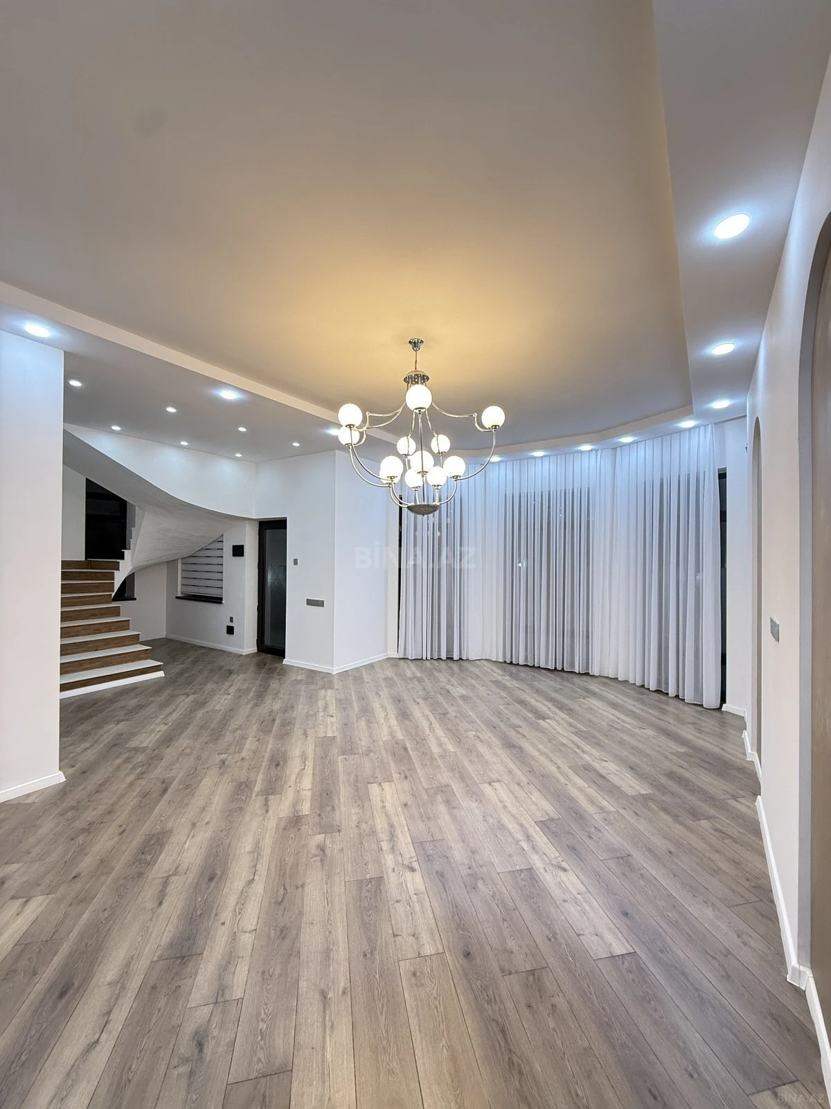 Satılır 5 otaqlı həyət evi 210 m²