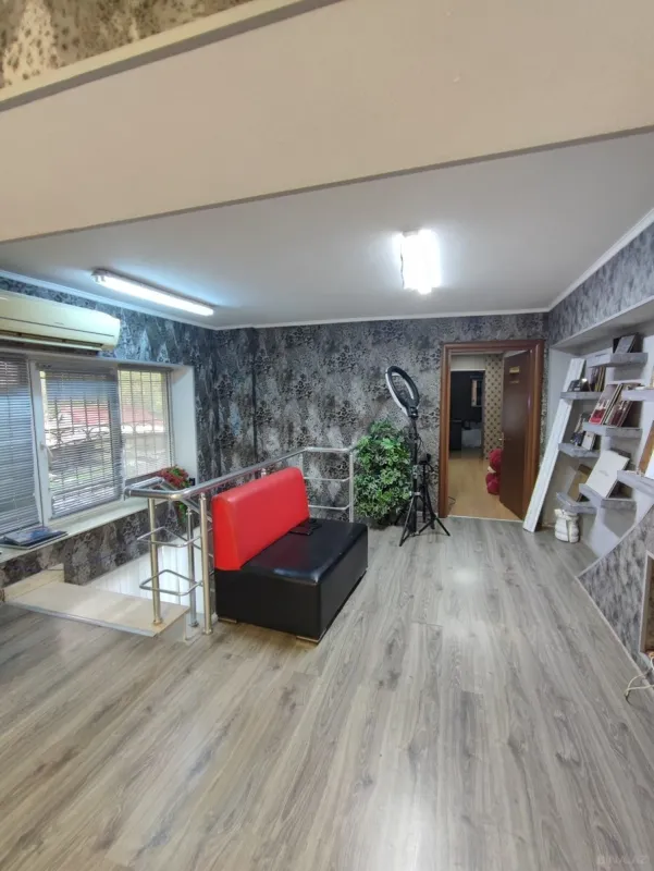 Satılır obyekt 278 m²