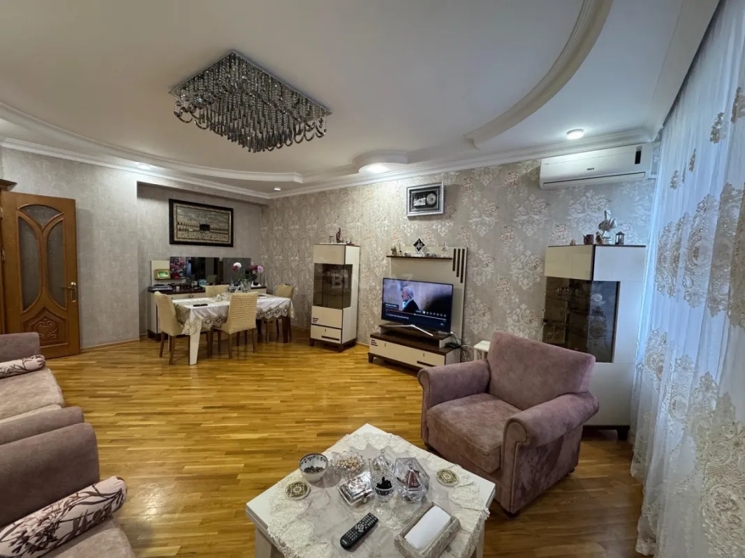 Satılır 4 otaqlı mənzil 156 m²