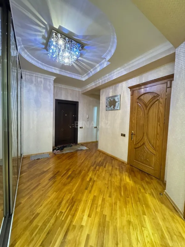 Satılır 4 otaqlı mənzil 156 m²