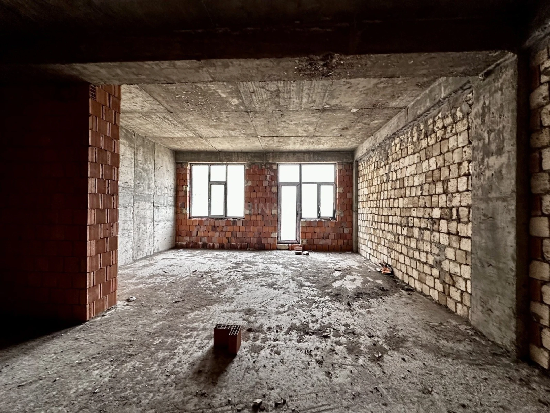 Satılır 3 otaqlı mənzil 140 m²