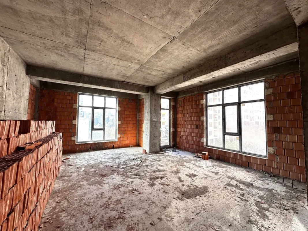 Satılır 4 otaqlı mənzil 151 m²