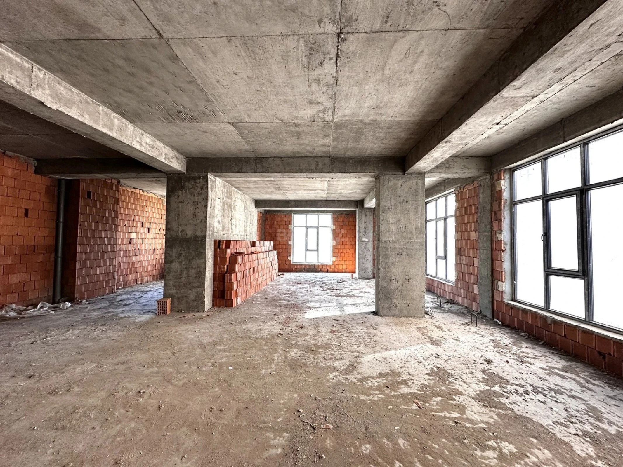 Satılır 4 otaqlı mənzil 151 m²