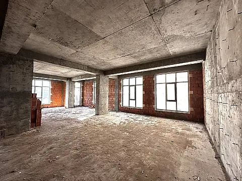 Satılır 4 otaqlı mənzil 151 m²