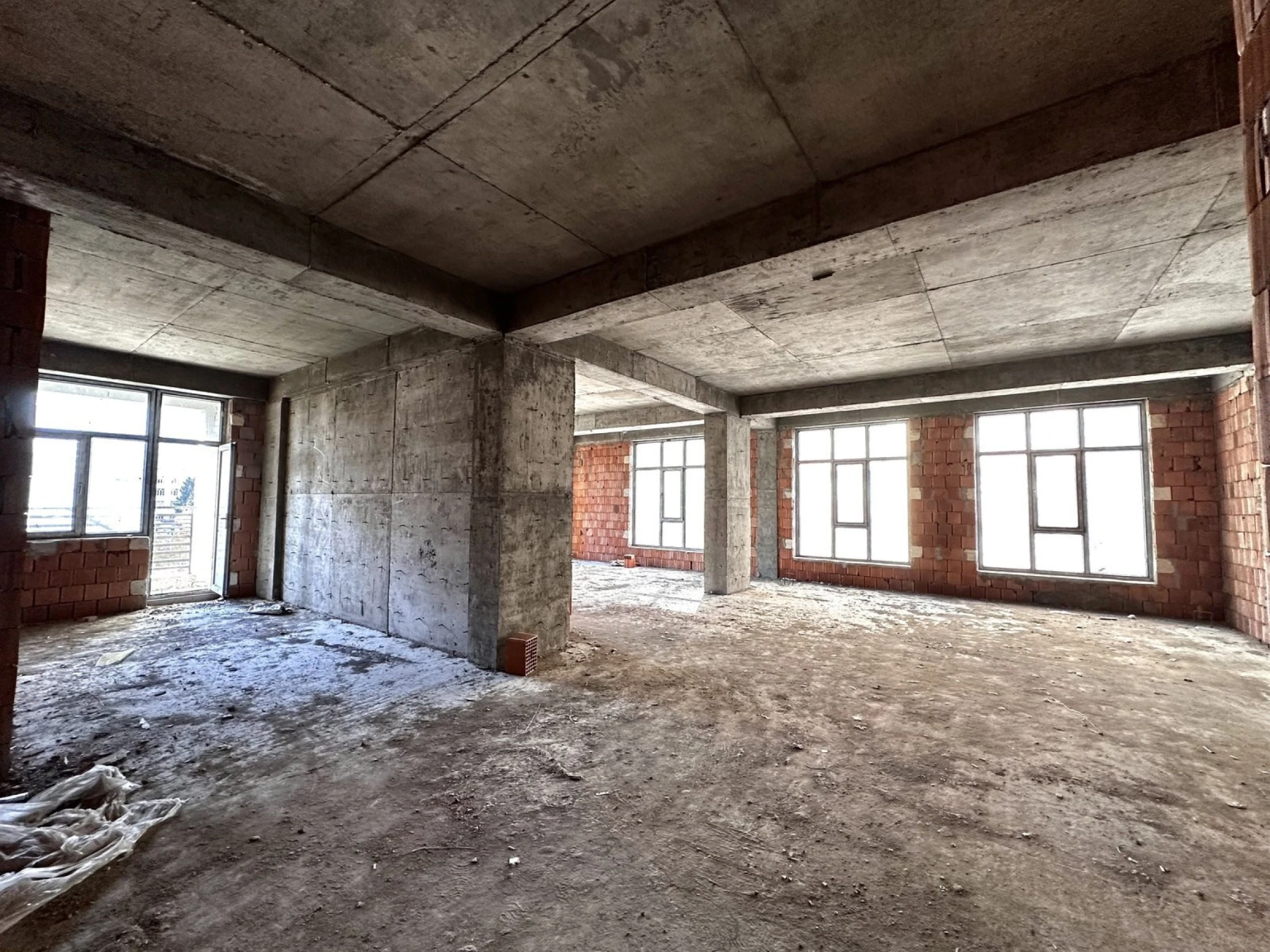 Satılır 4 otaqlı mənzil 151 m²