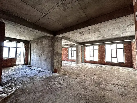 Satılır 4 otaqlı mənzil 151 m²