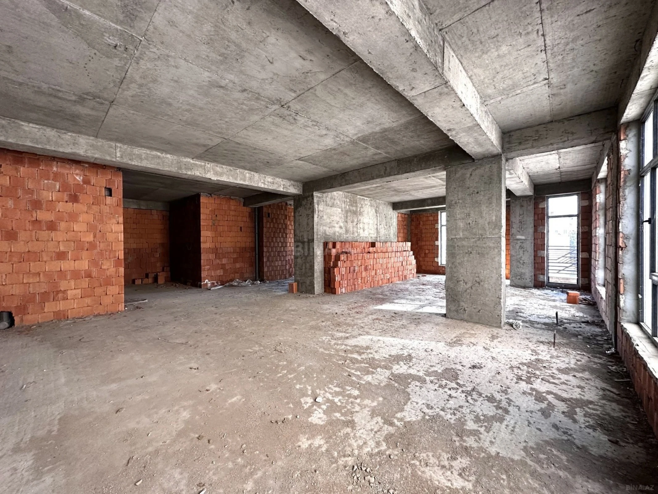 Satılır 4 otaqlı mənzil 151 m²