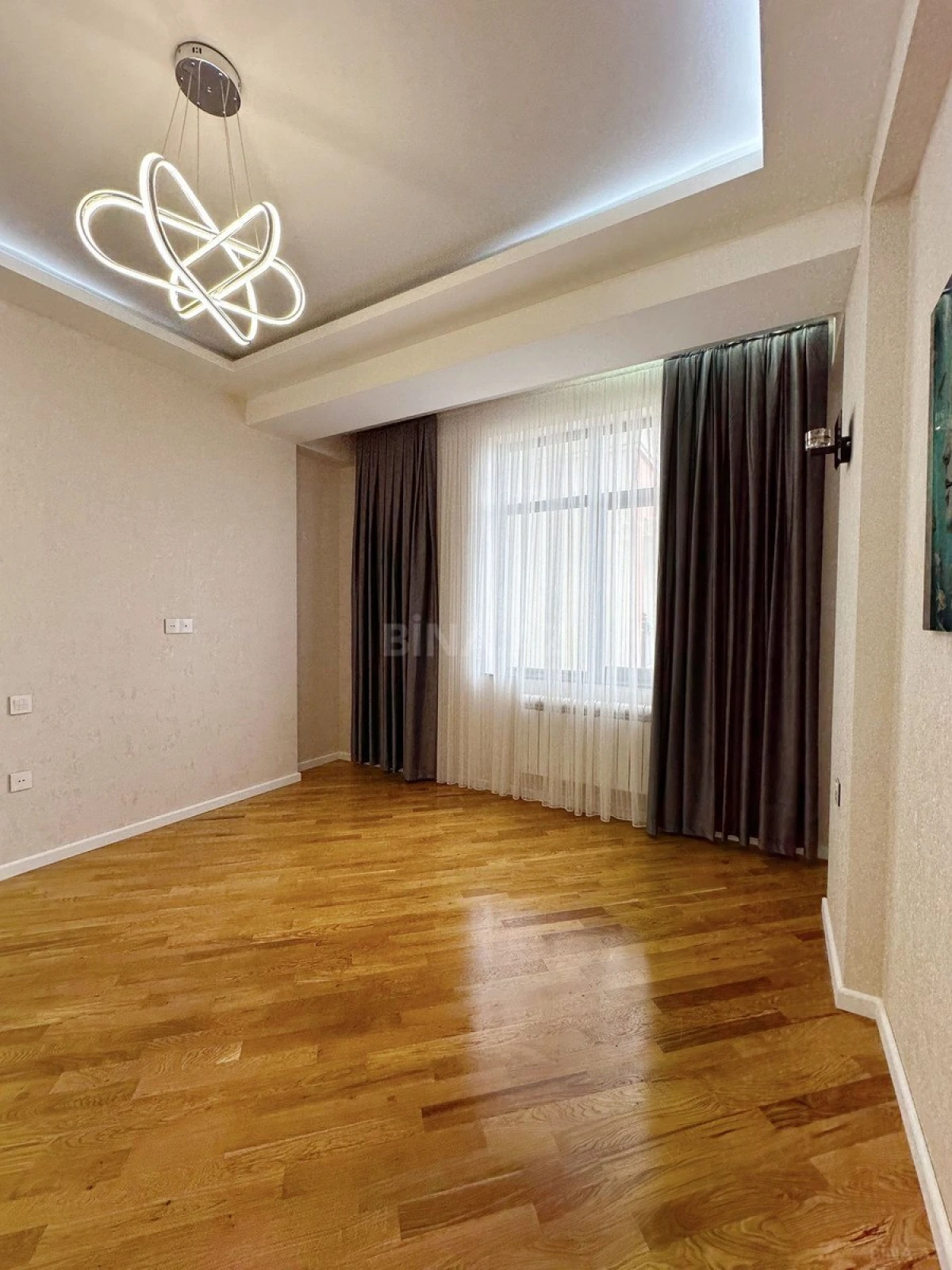 Satılır 3 otaqlı mənzil 126 m²