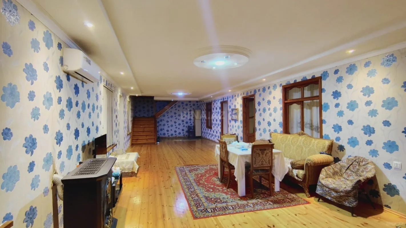Satılır 8 otaqlı həyət evi 395 m²